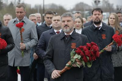 Игорь Маковский и участники корпоративного турнира по хоккею возложили цветы к Мемориалу энергетикам